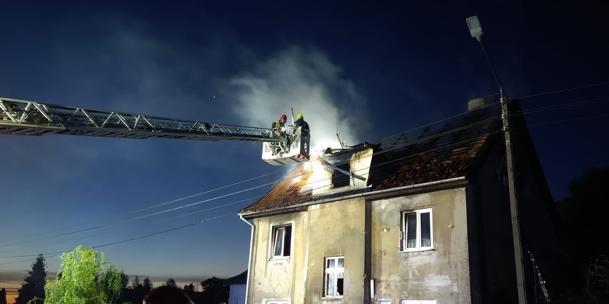 Pożar w Jegłowniku. Matka z trojgiem dziećmi skakali z okna.