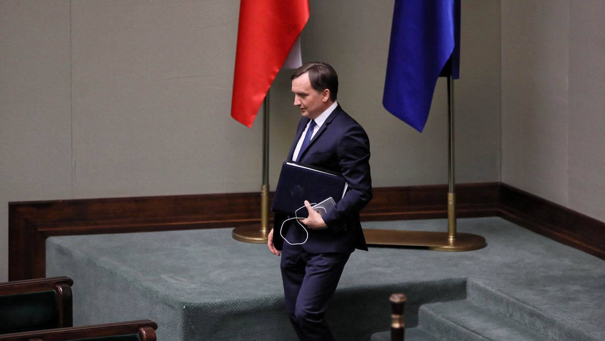 Zbigniew Ziobro nie został odwołany z funkcji ministra sprawiedliwości. Posłowie opozycji chcieli wyrażenia wotum nieufności w związku z aferą hejterską w ministerstwie sprawiedliwości. Głosowanie poprzedziła gorąca debata w Sejmie.