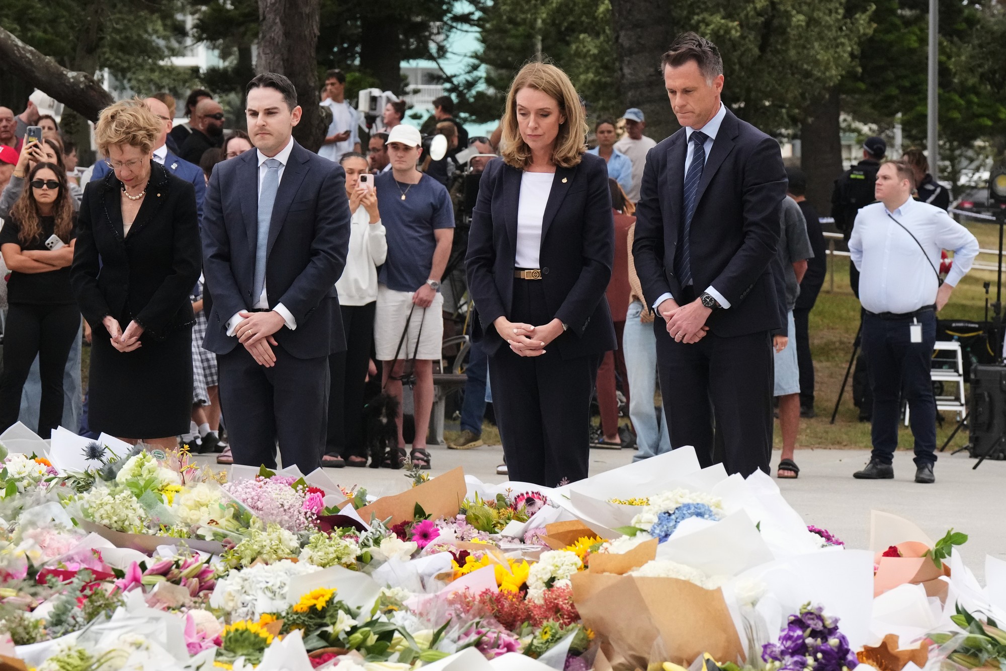 Premiér Nového Južného Walesu Chris Minns kladie vence na pamiatku obetí streľby na pláži Bondi. 