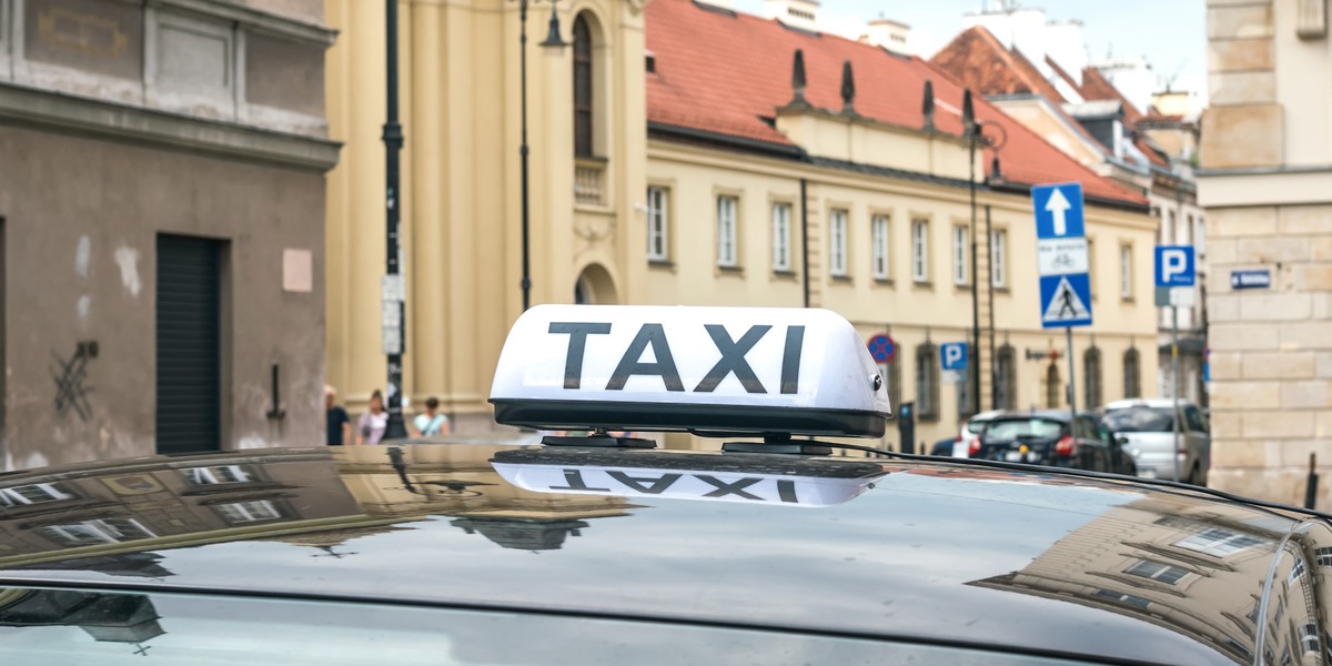 Na skutek pandemii jedna piąta taksówkarzy odeszła z zawodu - pisze "Gazeta Wyborcza". Spośród tych, którzy pozostali za kółkiem, co drugi ma problemy z płaceniem składek ZUS lub opłat korporacyjnych.