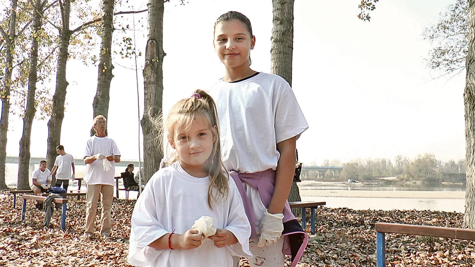 Priroda je zagađena, ja bih poručila ljudima da ne bacaju u reku smeće, kaže petogodišnja Helena koja se uključila u akciju sa sestrom Anastasjom