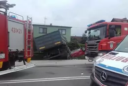 Ciężarówka staranowała dwa auta kierowane przez kobiety