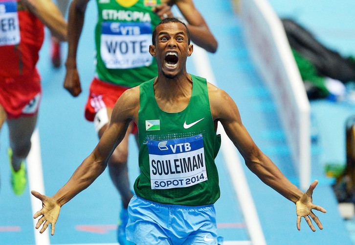 Dżibutyjski lekkoatleta Ayanleh Souleiman wygrywa finałowy bieg mężczyzna na 1500 metrów podczas halowych lekkoatletycznych mistrzostw świata w sopockiej Ergo Arenie