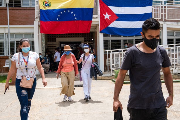 Flagi Wenezueli i Kuby w punkcie szczepień w Ciudad Tiuna obok Caracas, Wenezuela. 1.07.2021