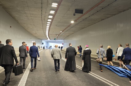 Z przodu biskup, prezydent na końcu. Przeszedłem cały tunel w Świnoujściu