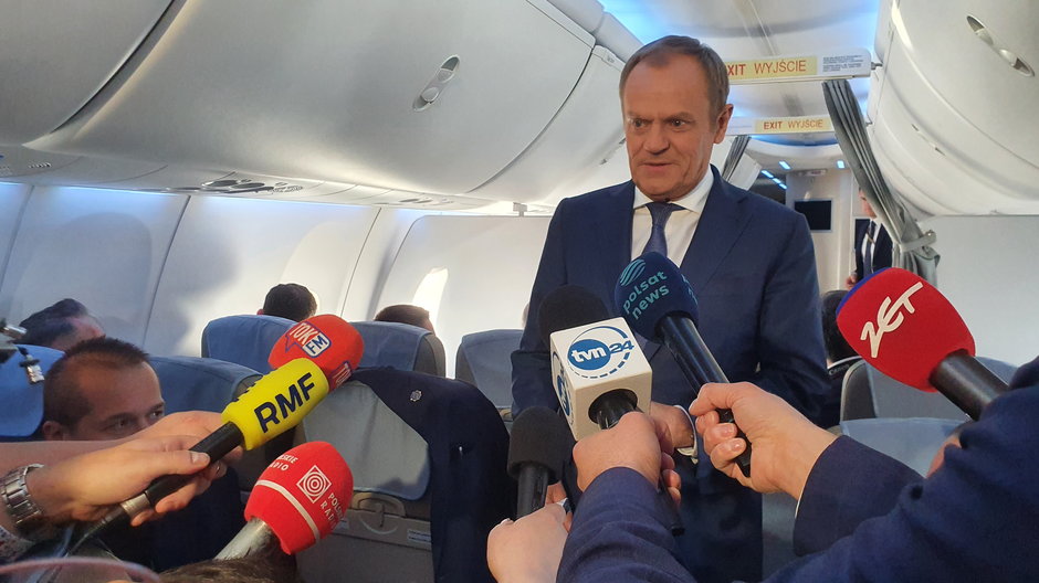 Donald Tusk na pokładzie samolotu wracającego z Brukseli