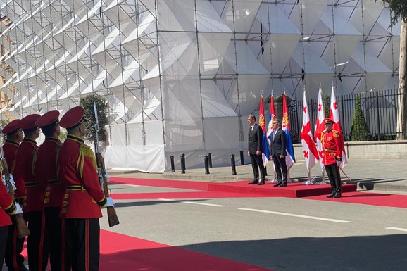 SVEČANI DOČEK U PREDSEDNIČKOJ PALATI Vučić u Tbilisiju: U toku sastanak sa predsednikom Kavelašvilijem (FOTO, VIDEO)