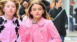 Suri Cruise z koleżankami