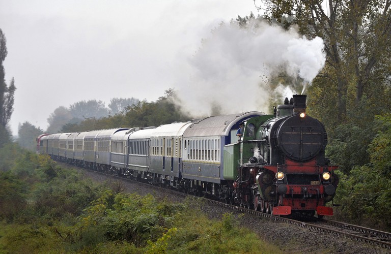 W powróż wyruszyło 70 pasażerów.  Bilety kosztowały od 10 i 15 tys. dolarów. Większość pasażerów pochodzi z Australii, Wielkiej Brytanii, USA i Niemiec.

<br>Parowóz ciągnie skład Golden Eagle Danube Express  na dworzec w Budapeszcie przed rozpoczęciem podróży do Teheranu.<br><br>EPA / ZOLTAN MATHE WĘGRY OUT Dostawca: PAP / EPA