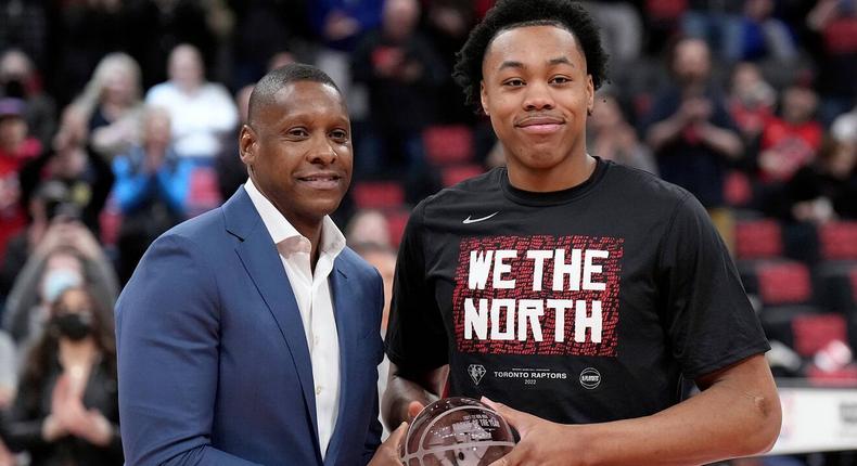 Scottie Barnes avec le trophée du meilleur Rookie de l'année