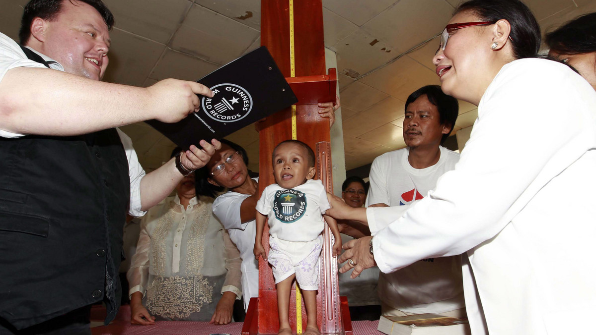 Filipińczyk, który przestał rosnąć w wieku 2 lat i mierzy 59,93 cm, został w niedzielę oficjalnie uznany przez organizację Guinness World Records za najniższego człowieka świata.