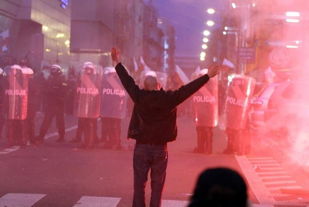 Marsz Niepodległości race policja blokuje przejście