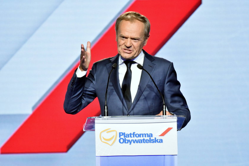 Pełen emocji Donald Tusk (65 l.) podczas konwencji Platformy Obywatelskiej w Warszawie 3 lipca 2022 r.