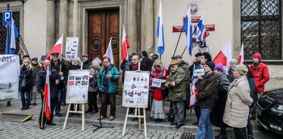 Kombatanci protestują pod magistratem