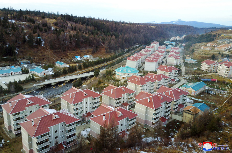 Koreańska Centralna Agencja Prasowa z okazji kontroli przeprowadzanej przez Kim Dzong Una w Samjiyon pokazała nowe zdjęcia miasta, które zbudowano nieopodal granicy z Chinami