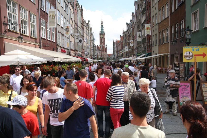 Tłum ludzi na Jarmarku św. Dominika w Gdańsku