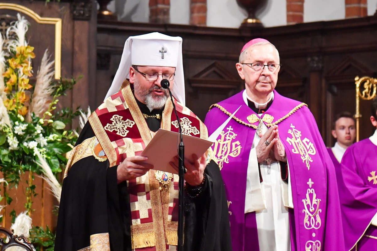 Kościelne obchody 80. rocznicy zbrodni wołyńskiej. Przewodniczący KEP abp. Stanisław Gądecki i arcybiskup większy kijowsko-halicki, zwierzchnik Ukraińskiego Kościoła Greckokatolickiego abp Światosław Szewczuk (L) podczas nabożeństwa Słowa w archikatedrze warszawskiej (mr) PAP/Andrzej Lange