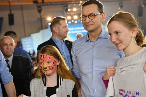 Premier Mateusz Morawiecki na pikniku rodzinnym w Puławach, chwalił program 500+