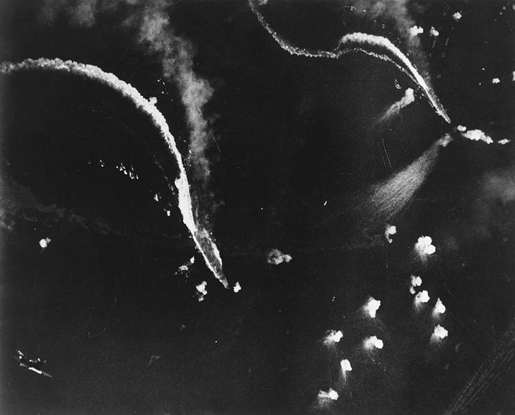 „Zuikaku„ i prawdopodobnie ”Zuihō” pod bombami amerykańskich samolotów podczas bitwy koło przylądka Engaño