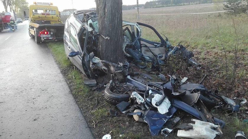 Samochód rozpadł się na kawałki. Zginął 27-latek z Poznania