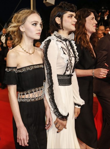 Lily-Rose Depp i Soko na premierze filmu 'La danseuse'