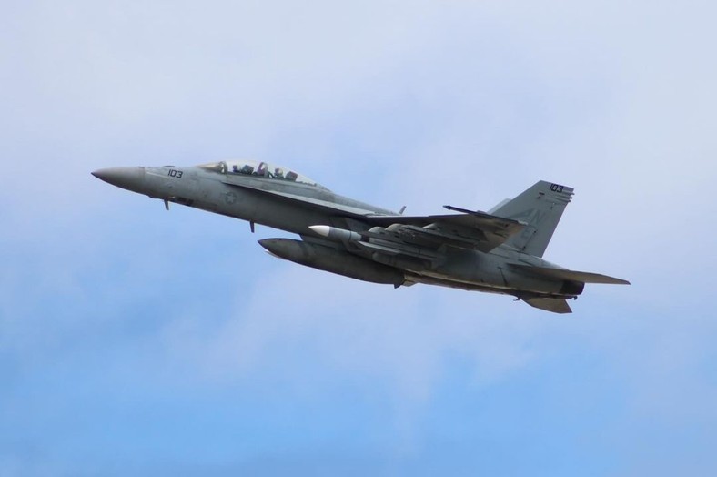 Pocisk AIM-174B podwieszony pod skrzydło samolotu F-18 z VFA-2 Bounty Hunters. Zdjęcie wykonano podczas ćwiczeń RIMPAC 2024.