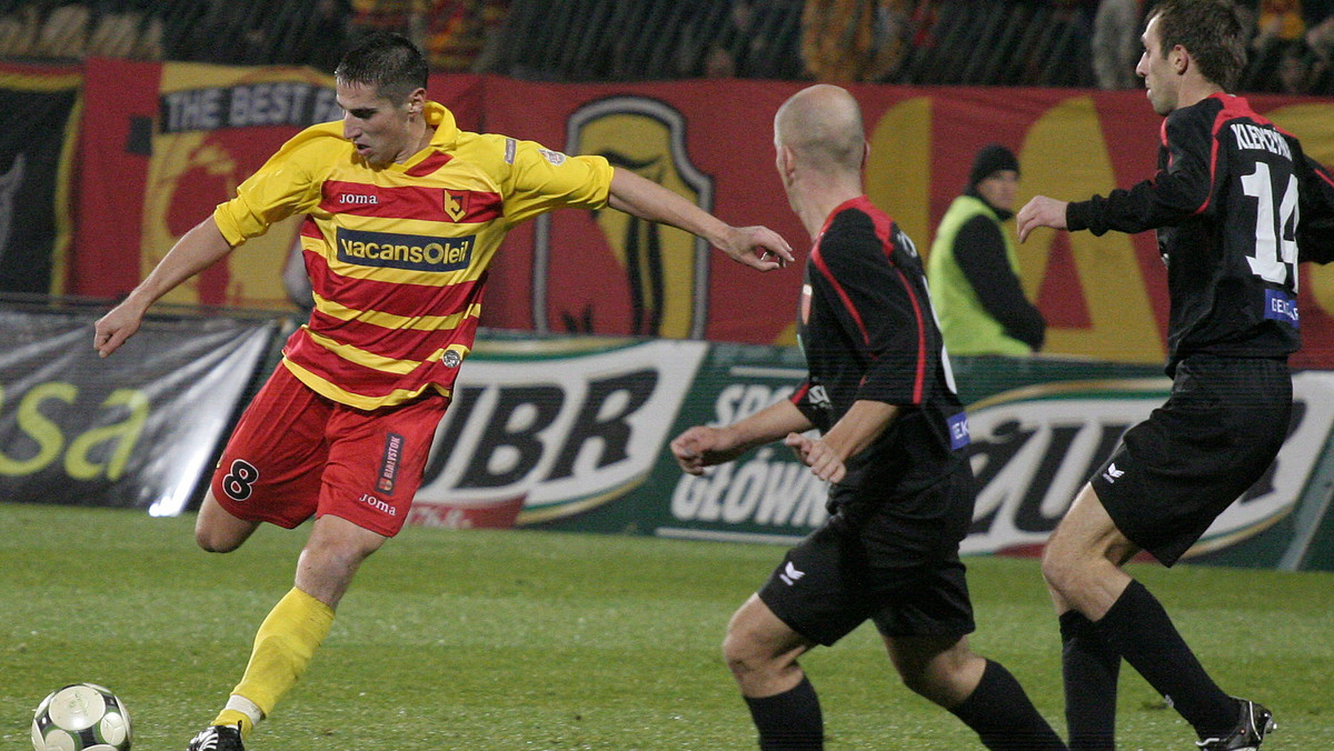 Jagiellonia Białystok prowadzi do przerwy z ŁKS-em Łódź 1:0 (1:0) w pierwszym niedzielnym meczu 22. kolejki piłkarskiej ekstraklasy. Pierwsza połowa kończyła się w bardzo kontrowersyjnych okolicznościach.