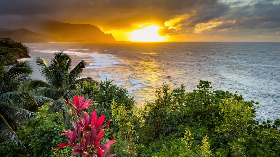 Pohľad na dramatické havajské pobrežie pri západe slnka.