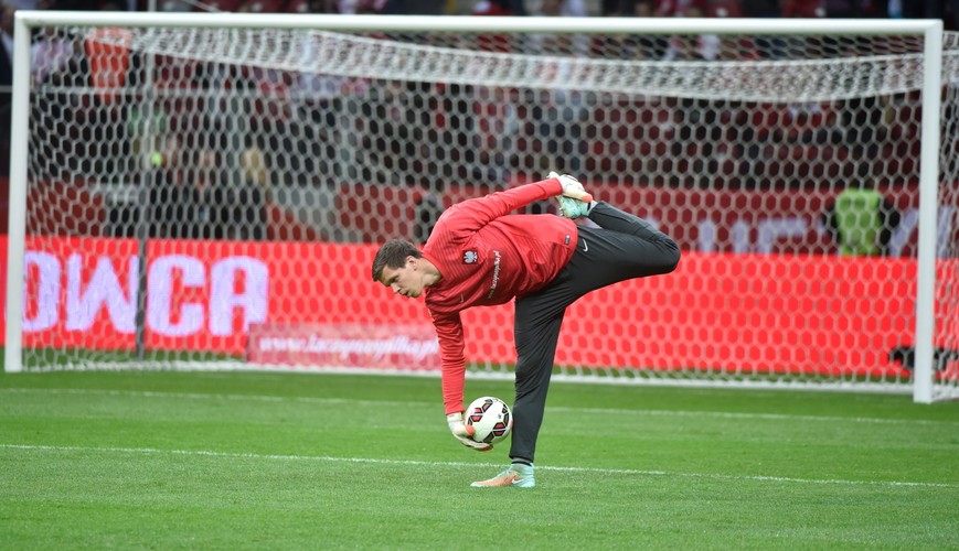 Polak Arkadiusz Milik (L) fetuje z Arturem Jędrzejczykiem (P) strzelenie bramki drużynie Szkocji na 2-2 podczas meczu eliminacyjnego piłkarskich mistrzostw Europy