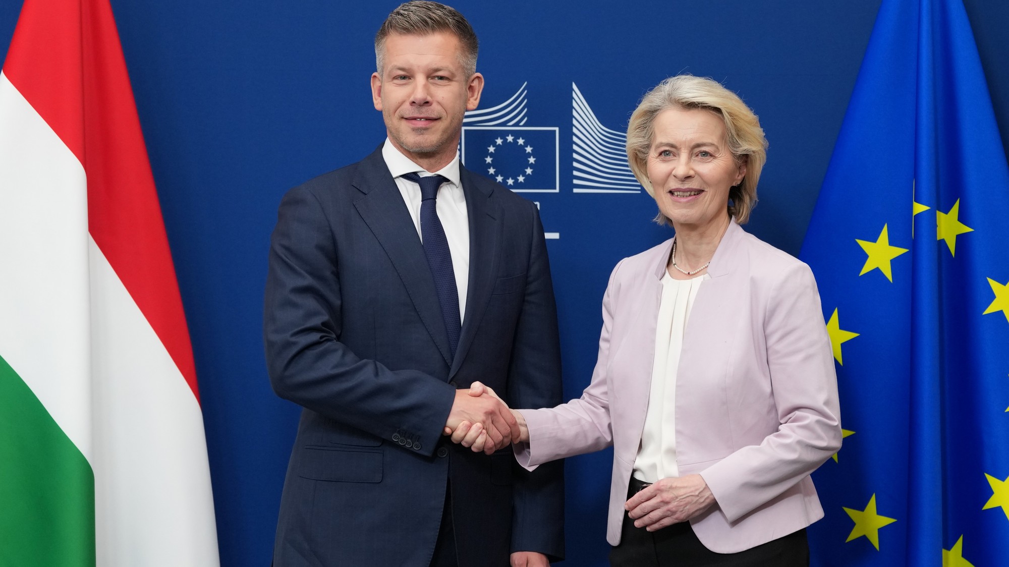 Predsedníčka Európskej komisie Ursula von der Leyenová a maďarský premiér Péter Magyar si podávajú ruky pred stretnutím v sídle Euróspkej únie v Bruseli 29. mája 2026.