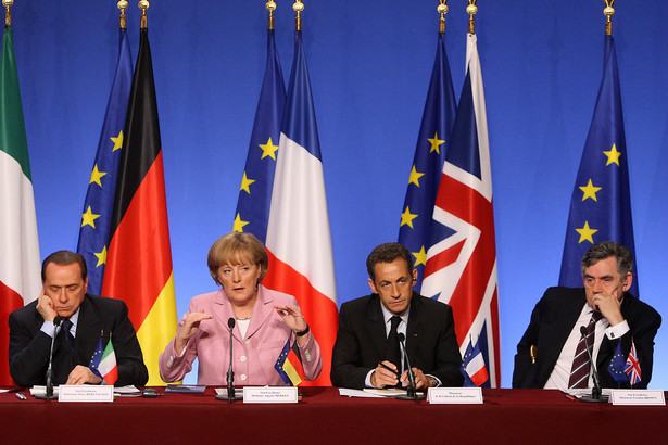 Państwa strefy euro przyznają Grecji pakiet pomocowy w wysokości 110 mld euro, który ma zapewnić jej środki na funkcjonowanie do połowy 2013 r. Jego warunkiem jest przyjęcie drastycznego programu oszczędnościowego. Na zdjęciu: Spotkanie w Paryżu - 4 października 2008 r.- , podczas którego zawarto porozumienie w sprawie walki z kryzysem. Od lewej: Angela Merkel, kanclerz Niemiec; Silvio Berlusconi, premier Włoch; Nicolas Sarkozy, prezydent Francji, Gordon Brown, ówczesny premier Wielkiej Brytanii. Fot. Antoine Antoniol/Bloomberg News
