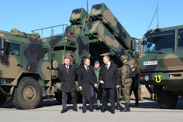 Donald Tusk, minister Tomasz Siemoniak i Paweł Graś i Gen. broni Pilota Lecha Majewskiego oglądają wyrzutnię rakiet NSM (Naval Strike Missile) w trakcie wizyty w Nadbrzeżnym Dywizjonie Rakietowym Marynarki Wojennej w Siemirowicach, fot. (pw/mr) PAP/Piotr Wittman