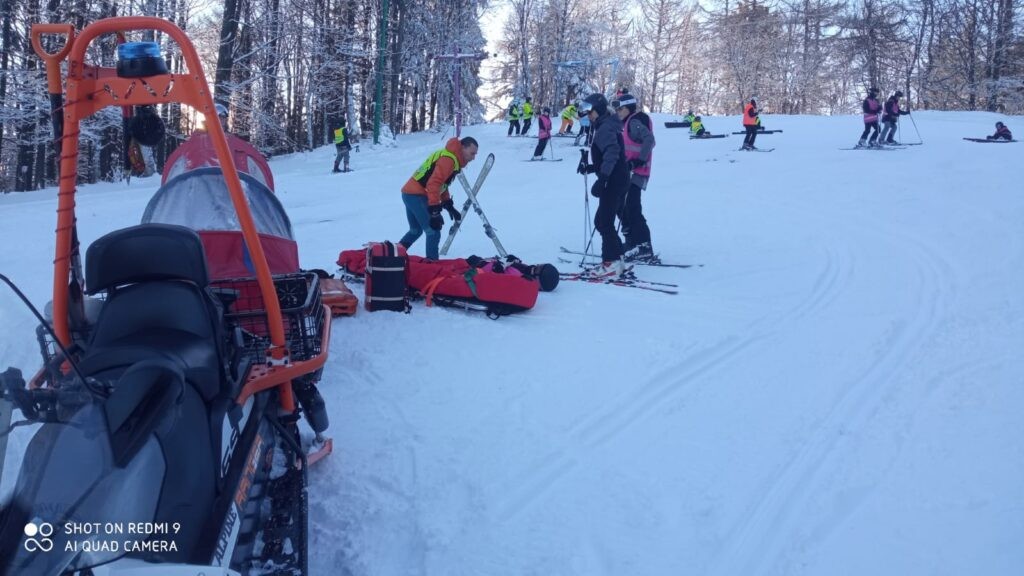 Na Skalke pomáhali horskí záchranári zranenému 13-ročnému lyžiarovi.