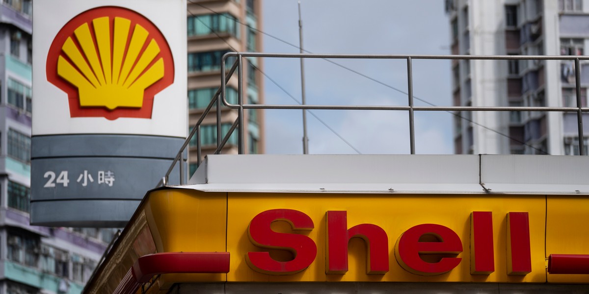 Shell ma znacząco przyspieszyć i powiększyć plan cięcia emisji CO2 - zadecydował holenderski sąd. 