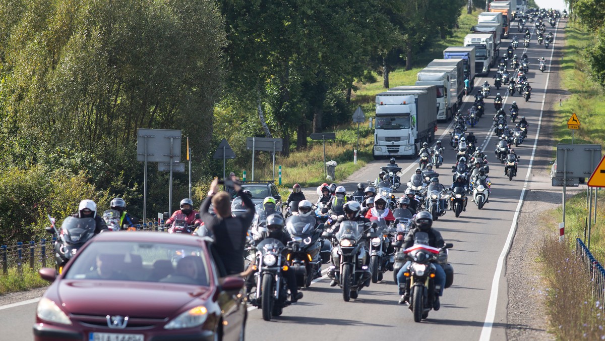 Motocykliści z całej Polski solidaryzowali się w niedzielę z Białorusinami w pobliżu przejścia granicznego z Białorusią w Kuźnicy (Podlaskie). Śpiewali piosenkę "Mury" po białorusku, w niebo wypuszczono też balony.