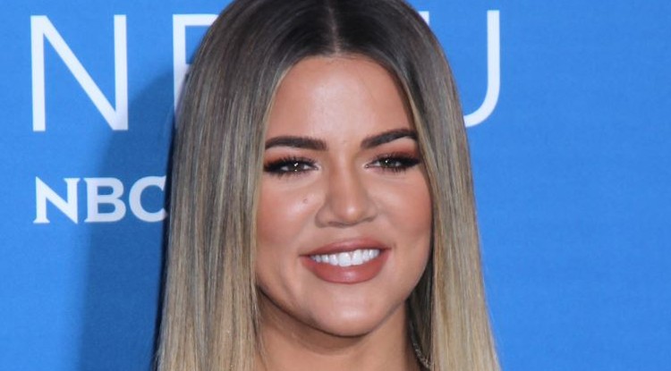 Khloé Kardashian végre megmutatta gömbölyödő pocakját