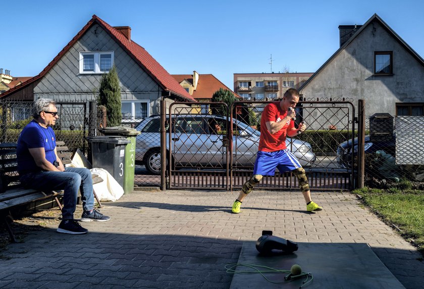 Dwukrotny mistrz Polski i brązowy medalista młodzieżowych mistrzostw Europy w boksie Damian Durkacz oraz trener Ireneusz Przywara podczas treningu w domowych warunkach.