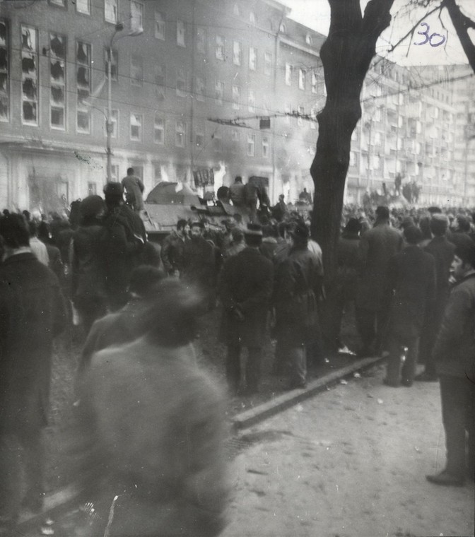 Demonstranci i wojsko przed KW PZPR w Szczecinie