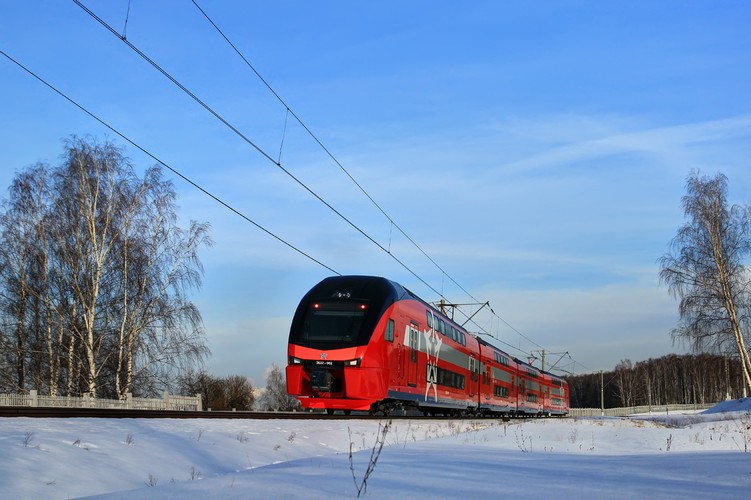 W ubiegłym roku dwa pociągi Kiss zaczęły testy w ramach procedury homologacyjnej w Rosji. Ta nie zakończy się, dopóki nie będzie znany wynik negocjacji między Aeroexpress i Stadlerem w sprawie płatności i terminów. Szwajcarski producent przyznaje, że umowa jest renegocjowana. 
Powodem jest sytuacja polityczno-gospodarcza w Rosji. Chodzi o sankcje gospodarcze wobec Rosji po aneksji Krymu i po interwencji Moskwy na Ukrainie. Poskutkowało to dewaluacją kursu rubla, z powodu której produkty zamawiane za granicą stały się dla rosyjskich klientów znacznie droższe niż wcześniej.