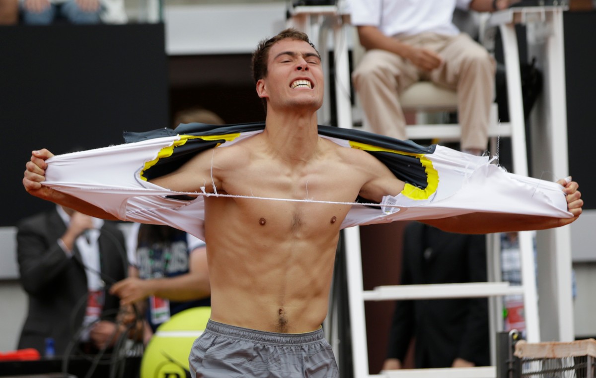 Jerzy Janowicz pokazał na korcie... gołą klatę. WIDEO
