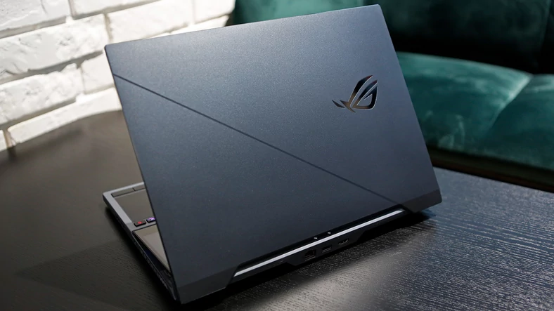 Asus ROG Zephyrus Duo 15 (GX550LXS) wygląd klapy