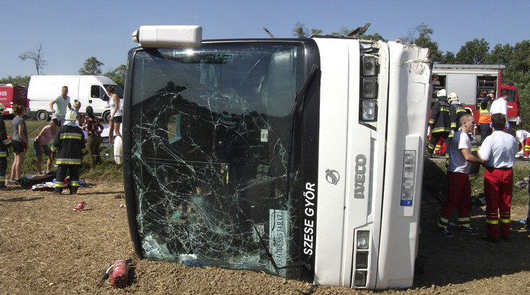 A győriek szabályosan közlekedő busza
ütközött egy autóval és felborult /Fotó: MTI - Krizsán Csaba