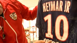 Megható: dedikált Neymar-mezzel segítenének egy súlyos balesetet szenvedő pécsi kisfiún – videó