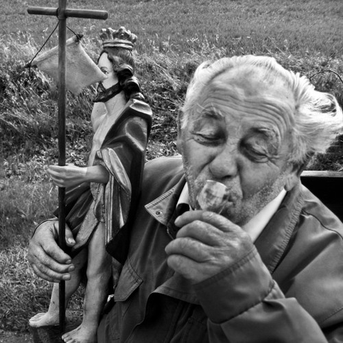 Uczestnik wielkanocnej procesji konnej w Pietrowicach Wielkich. Podczas tej organizowanej od ponad 300 lat procesji uczestnicy modlą się do Chrystusa Zmartwychwstałego prosząc o urodzaj plonów rolnych. Fotografia Jacka Świerczyńskiego z 