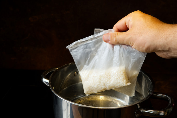 Czy gotowanie ryżu i kaszy w woreczkach jest zdrowe?
