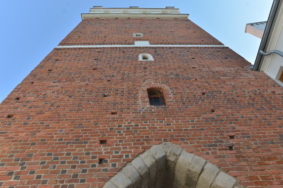 Sandomierz na wakacje. Wyjątkowa metamorfoza kamienicy stykającej się ze średniowieczną bramą