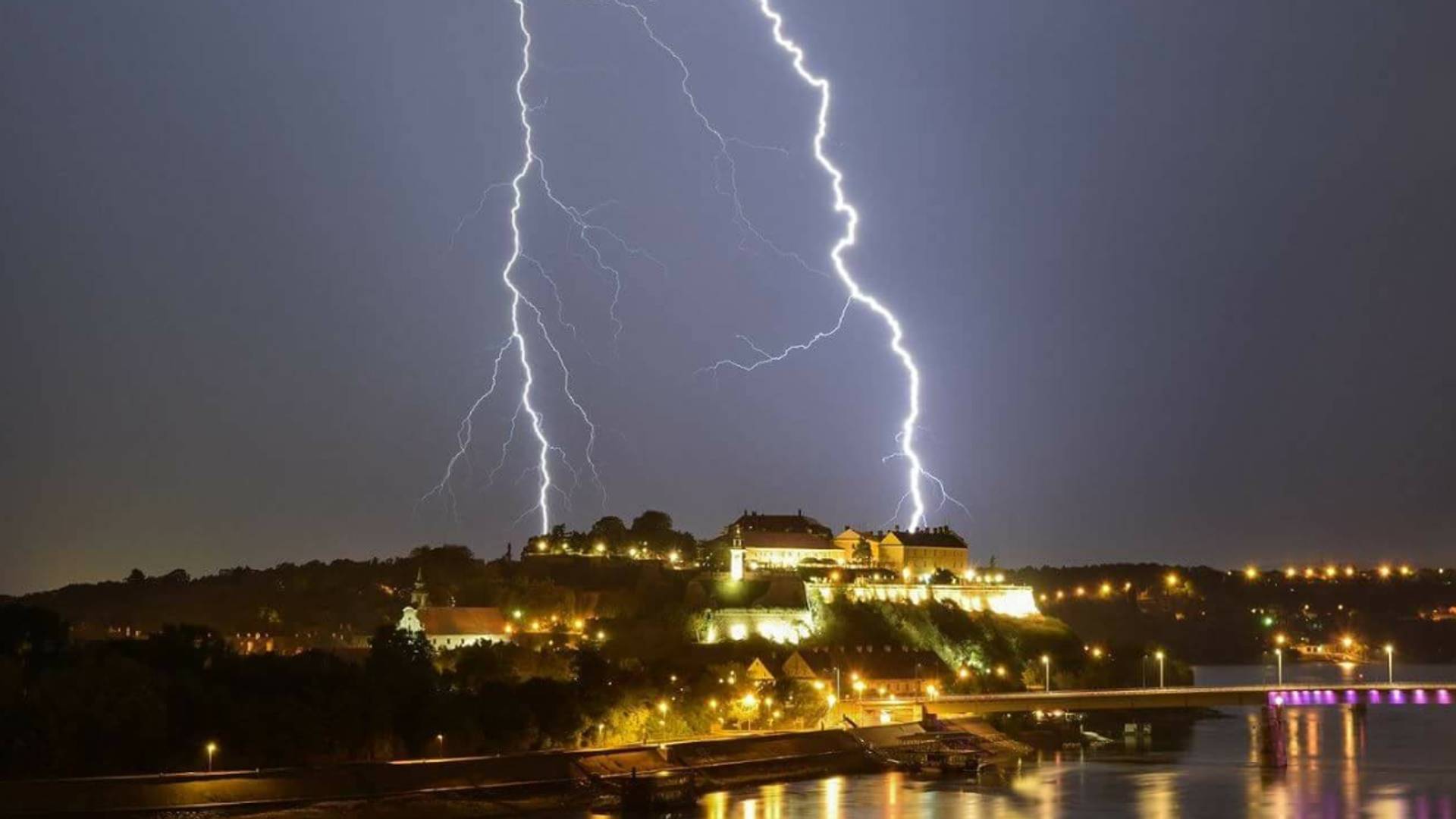 Sinoć se nad Novim Sadom odigrao predivan ples munja