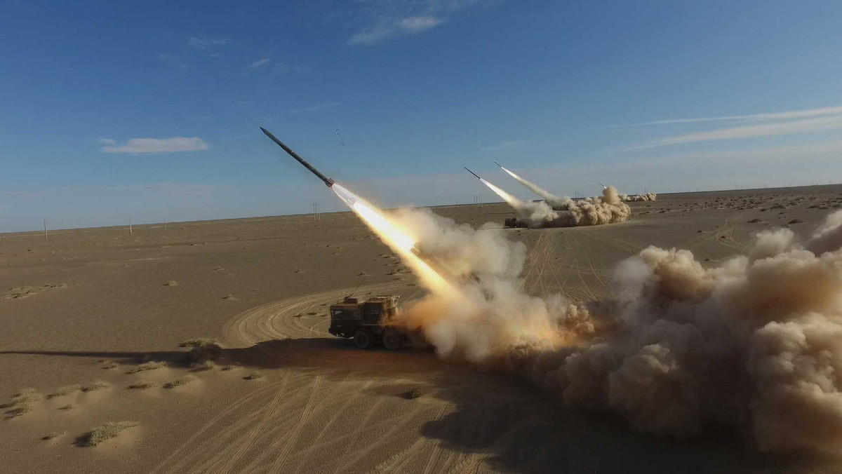 Chińskie wojska rakietowe ćwiczą na pustyni Gobi, zdjęcia robią wrażenie