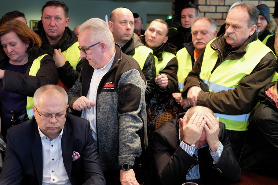 Związkowcy weszli na posiedzenie rady nadzorczej JSW. Jastrzębie Zdrój, 10 stycznia 2019 r.