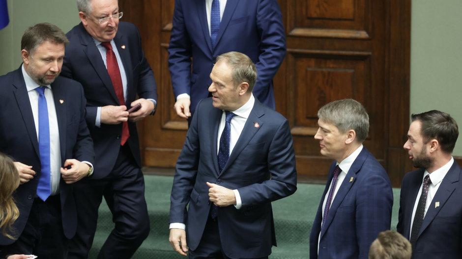 (od lewej) Marcin Kierwiński, Bartłomiej Sienkiewicz i (w środku) Donald Tusk. Sejm, 16.01.2024 r.